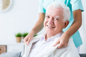 consejos sobre cómo cuidar a ancianos, profesional cuidando de mayores