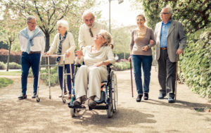 Grupo de ancianos caminando en un parque